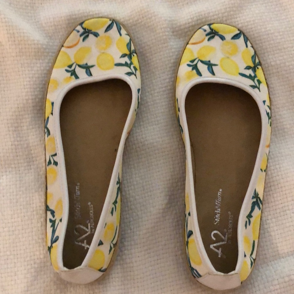 NWOT cute lemon print Aerosoles casual shoes